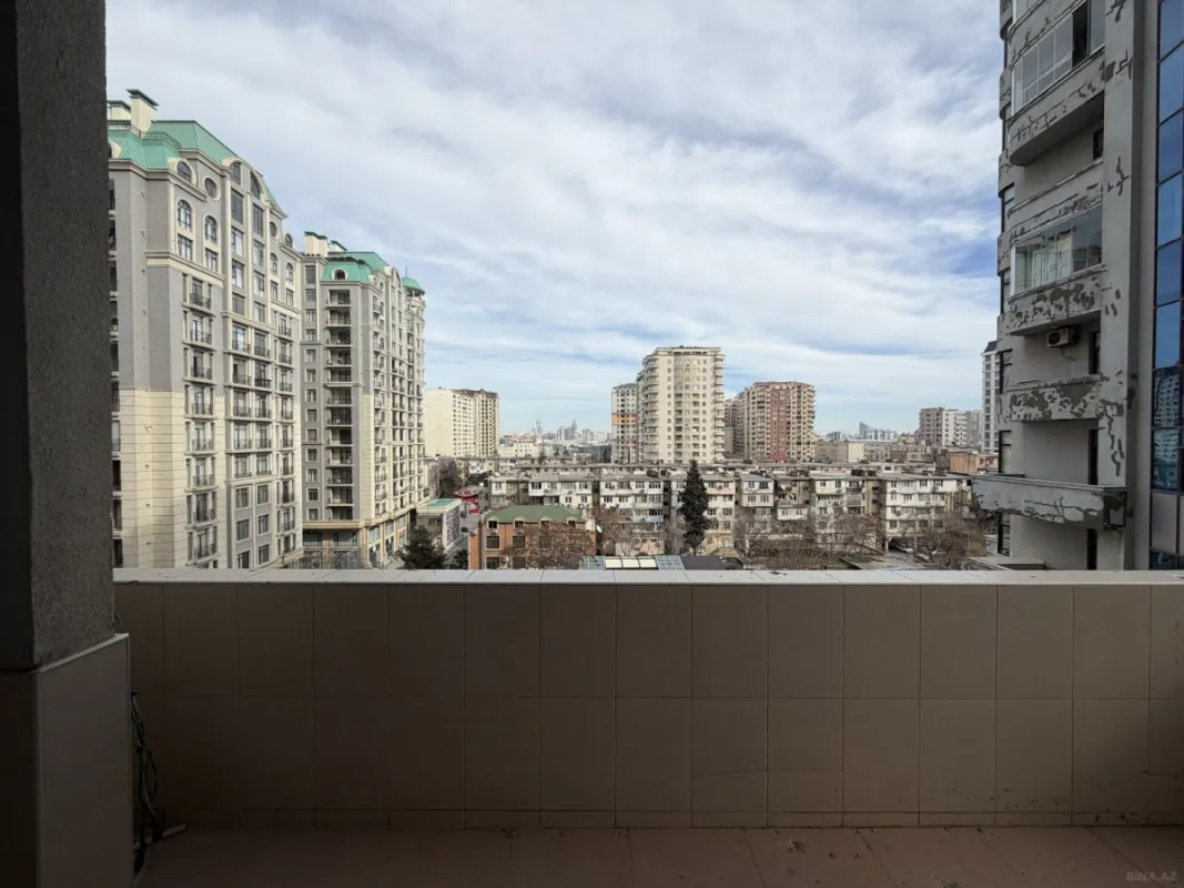 Satılır 4 otaqlı mənzil 172 m²