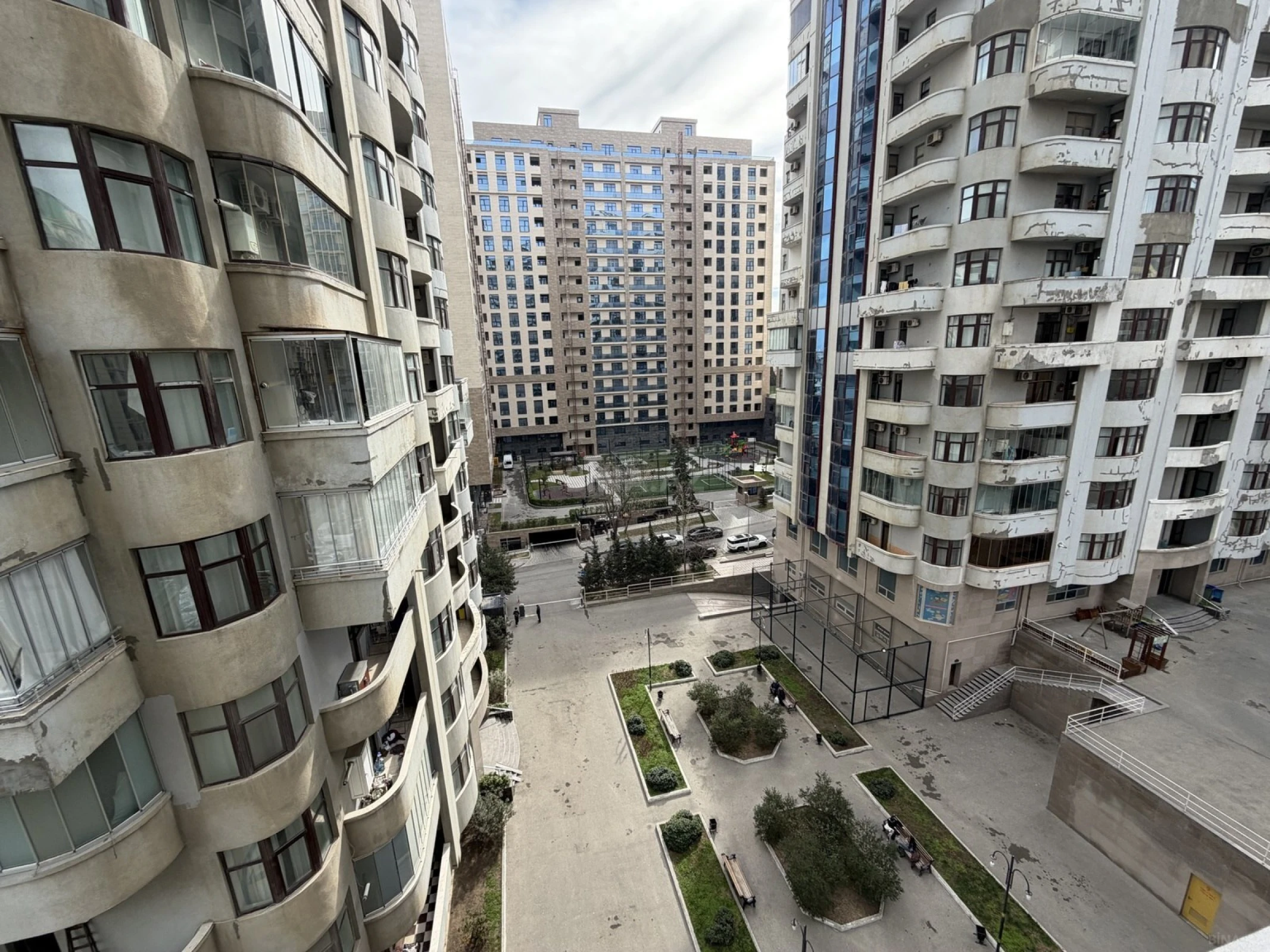 Satılır 4 otaqlı mənzil 172 m²