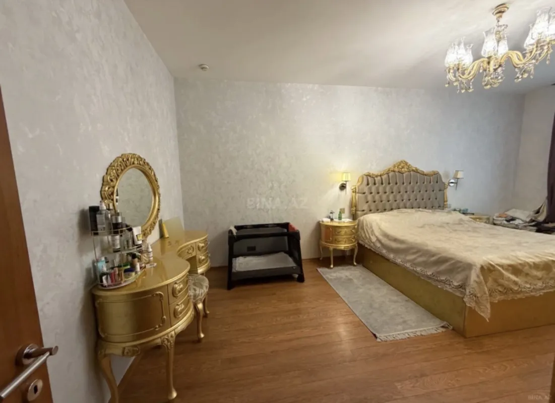 Satılır 4 otaqlı mənzil 172 m²