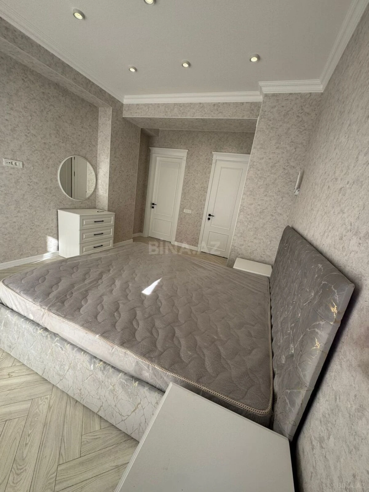 Kirayə verilir 4 otaqlı mənzil 170 m²