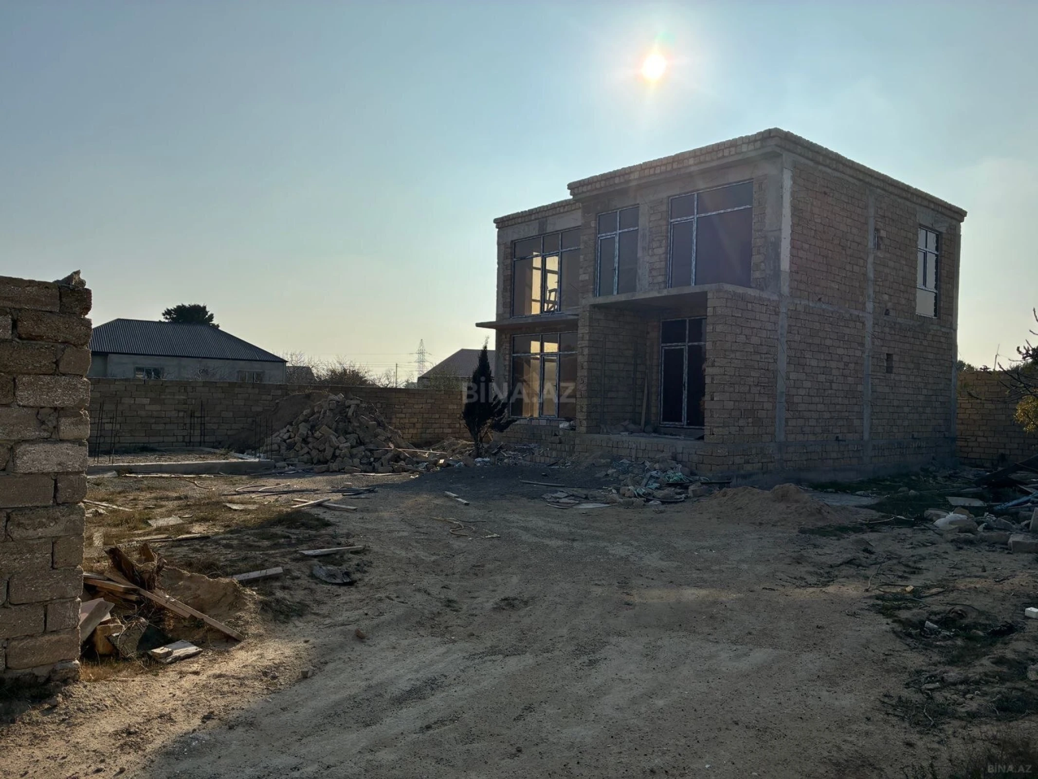 Satılır 5 otaqlı həyət evi 240 m²