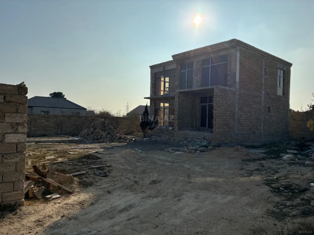 Satılır 5 otaqlı həyət evi 240 m²