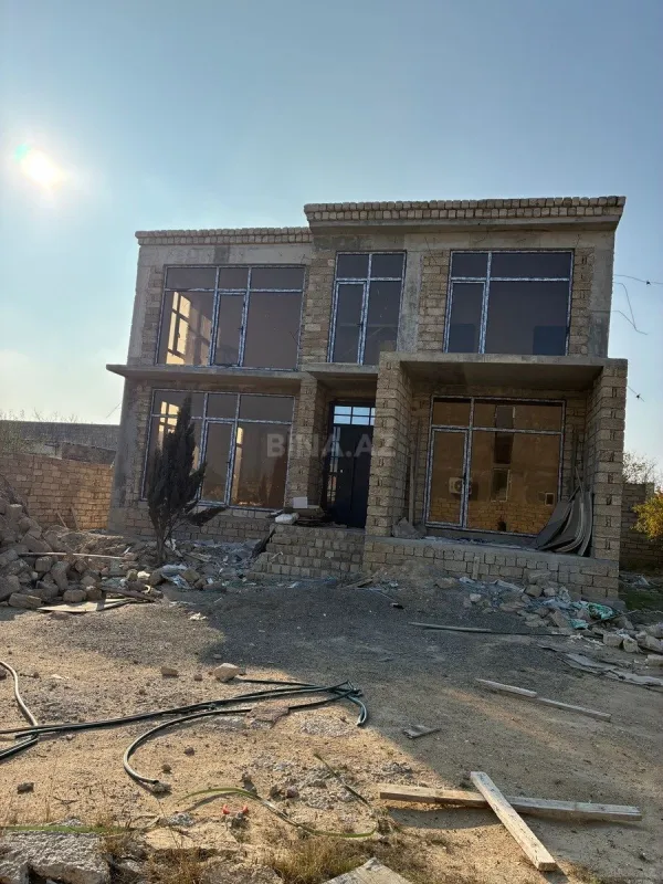 Satılır 5 otaqlı həyət evi 240 m²