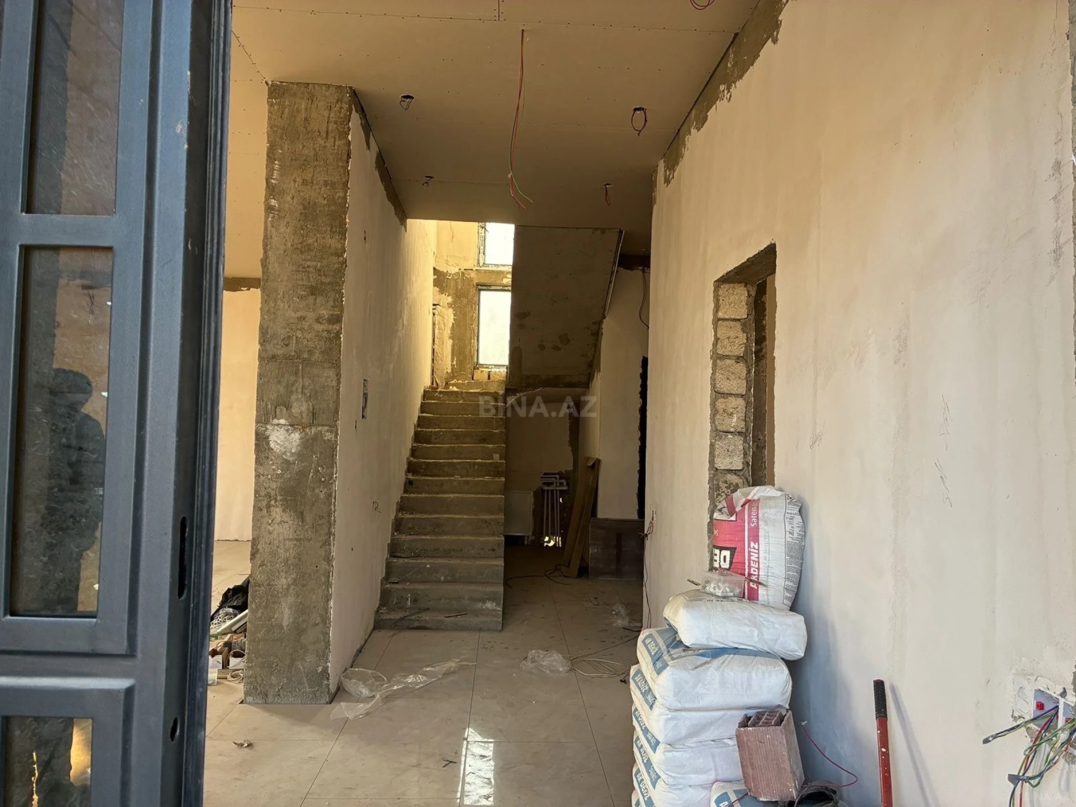 Satılır 5 otaqlı həyət evi 240 m²