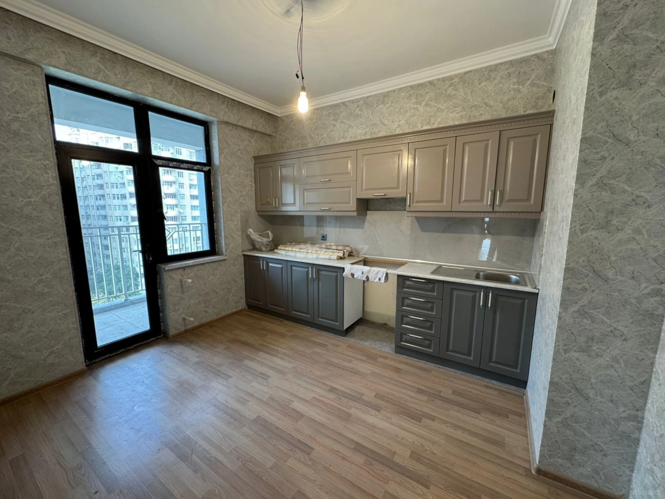 Satılır 3 otaqlı mənzil 112 m²