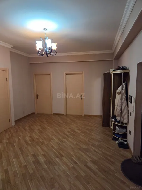 Satılır 3 otaqlı mənzil 133 m²