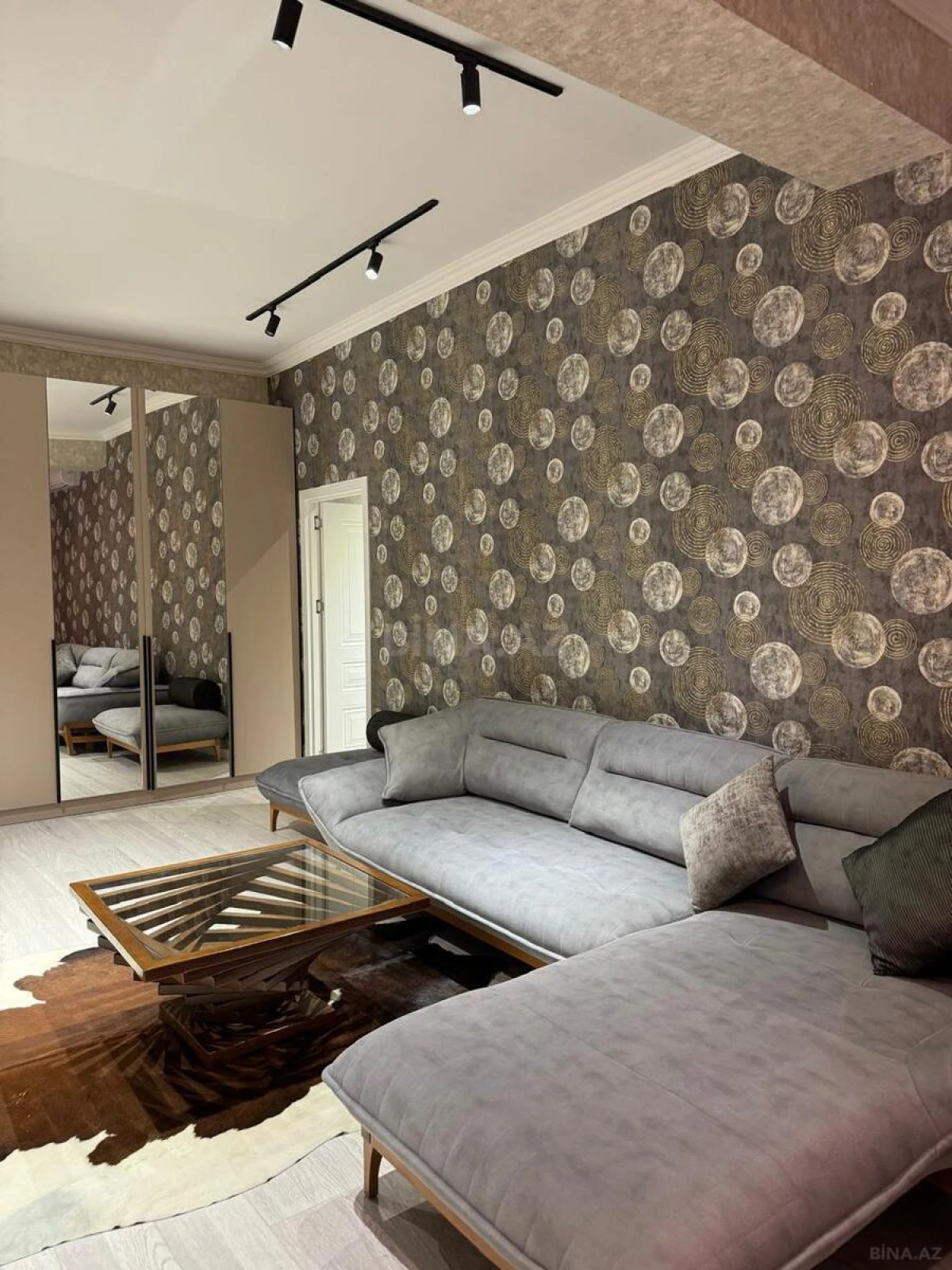 Kirayə verilir 2 otaqlı mənzil 81 m²