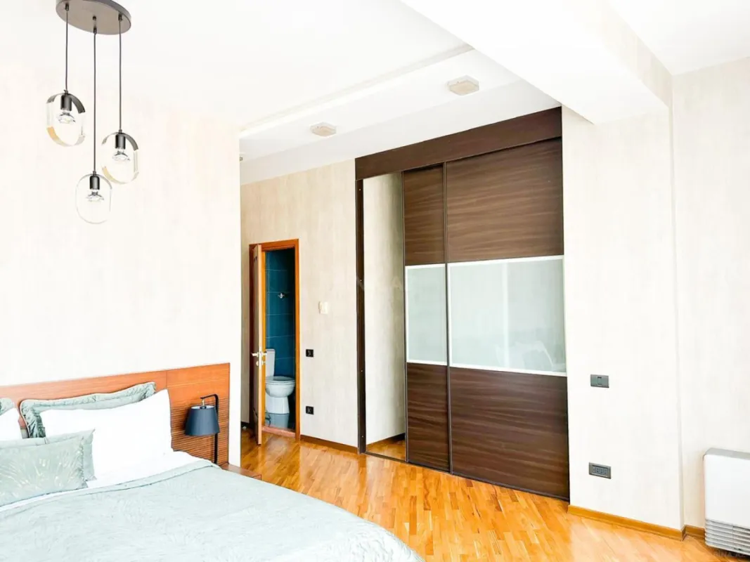 Kirayə verilir 3 otaqlı mənzil 156 m²