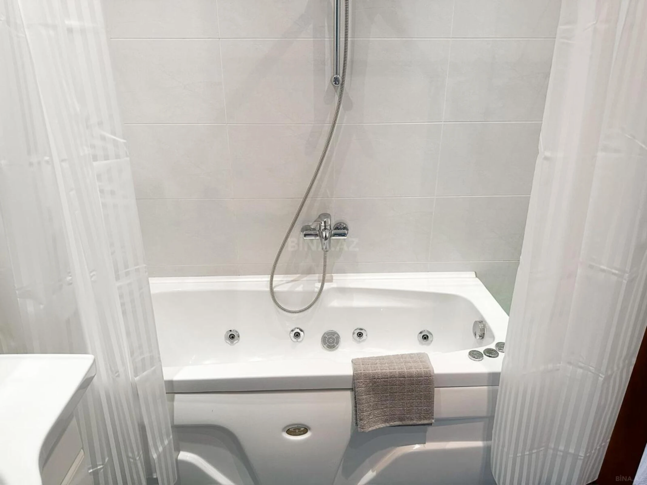 Kirayə verilir 3 otaqlı mənzil 156 m²