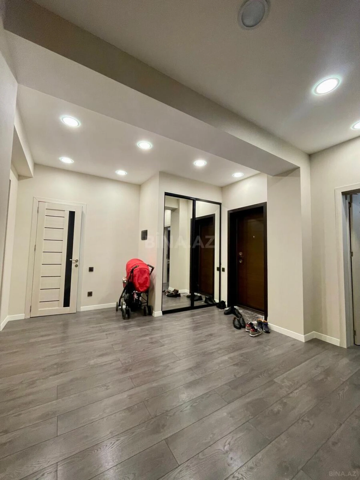 Satılır 3 otaqlı mənzil 135 m²