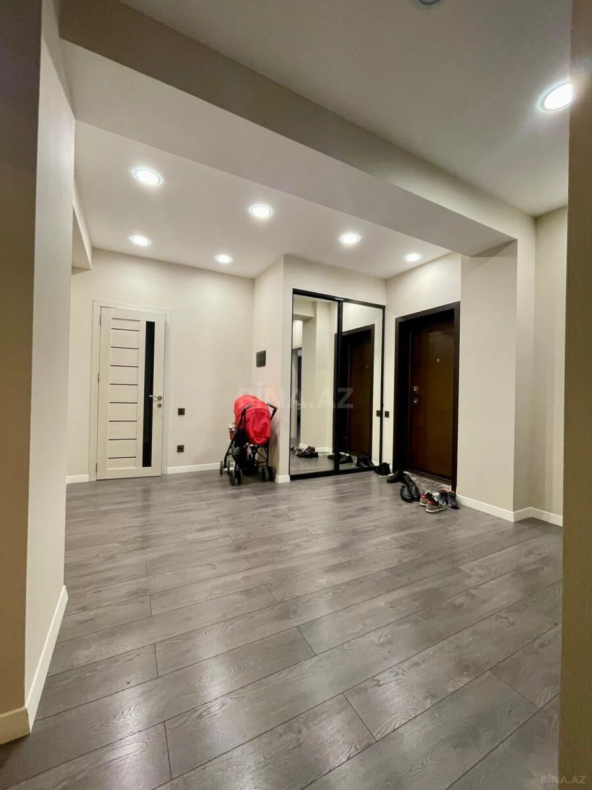 Satılır 3 otaqlı mənzil 135 m²