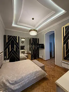 Satılır 7 otaqlı mənzil 450 m²