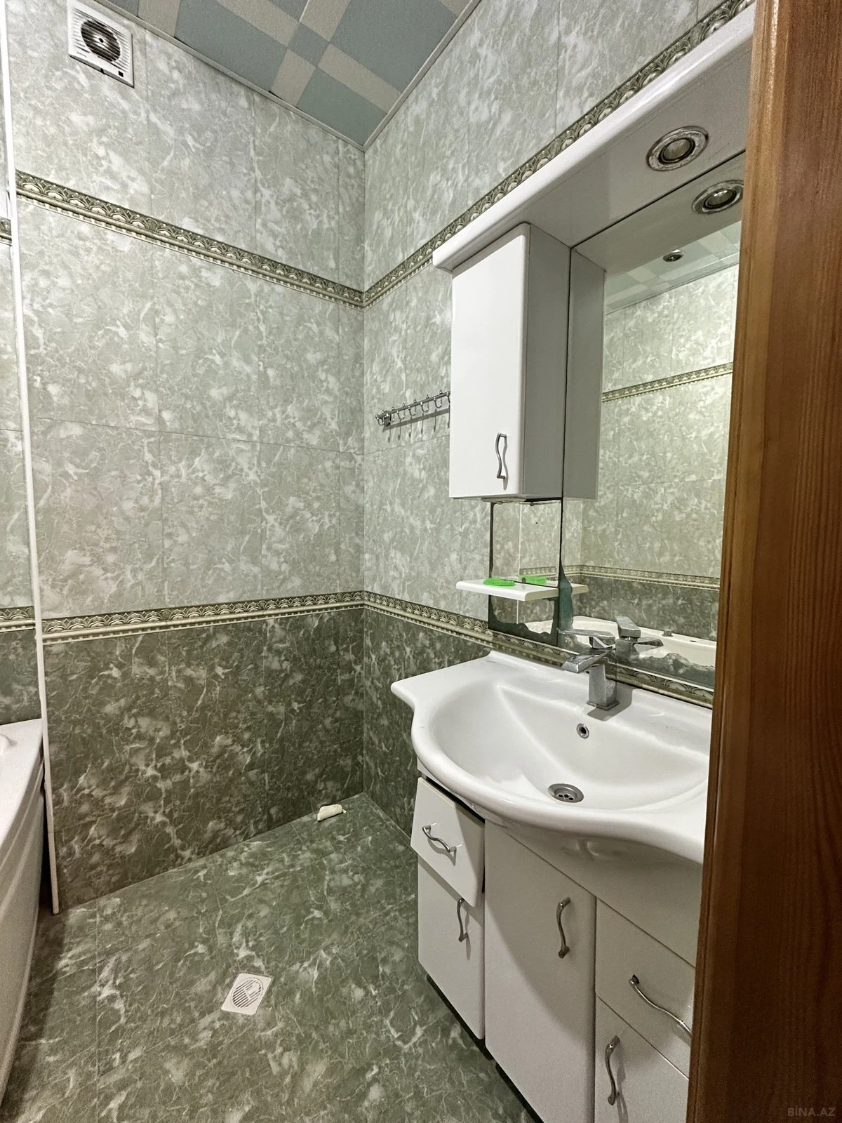 Satılır 3 otaqlı mənzil 122 m²