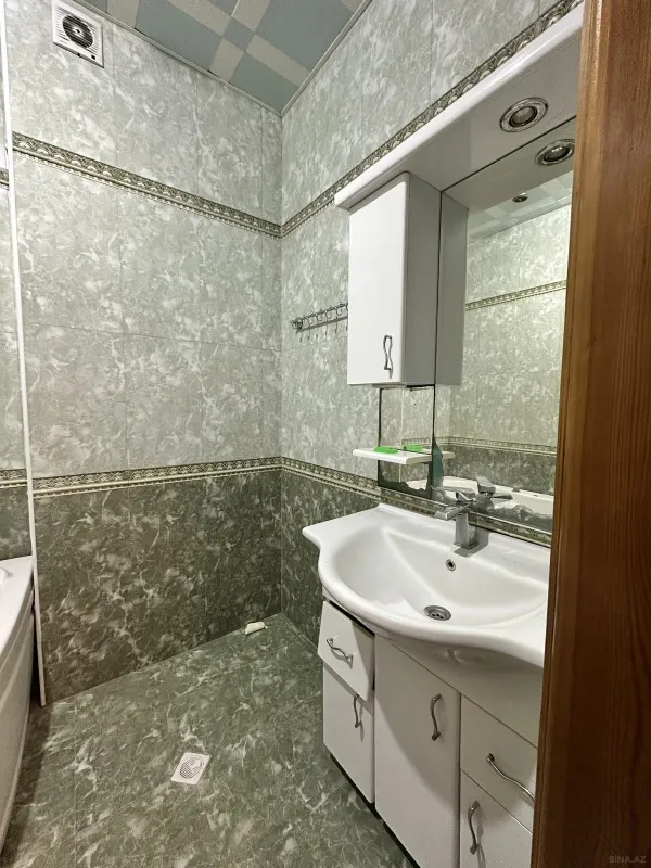 Satılır 3 otaqlı mənzil 122 m²