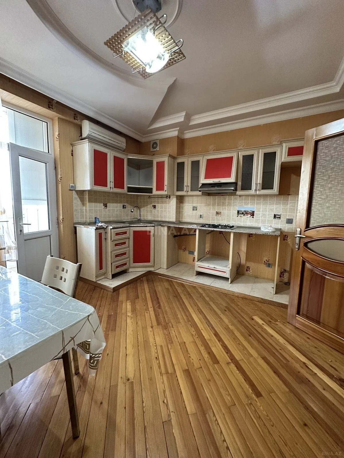 Satılır 3 otaqlı mənzil 122 m²