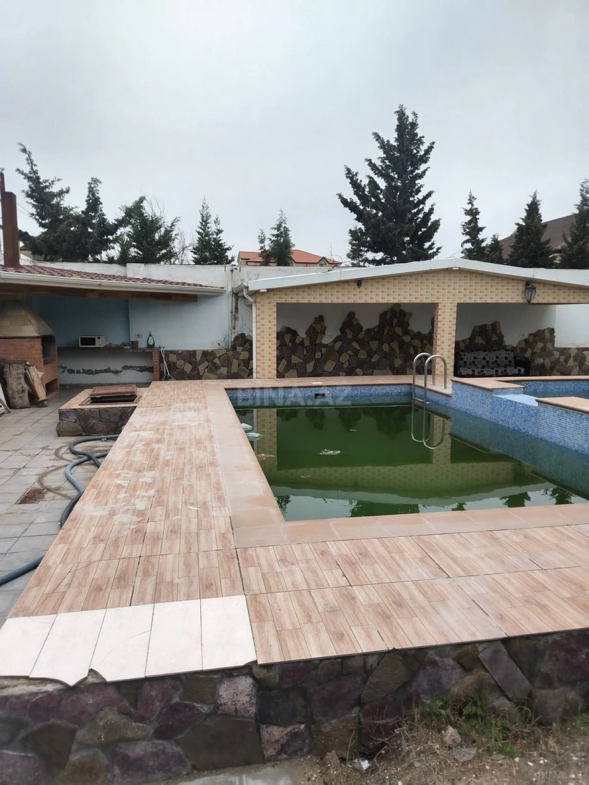 Satılır 12 otaqlı həyət evi 404 m²