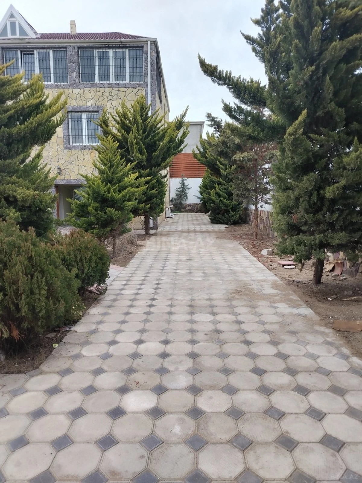 Satılır 12 otaqlı həyət evi 404 m²