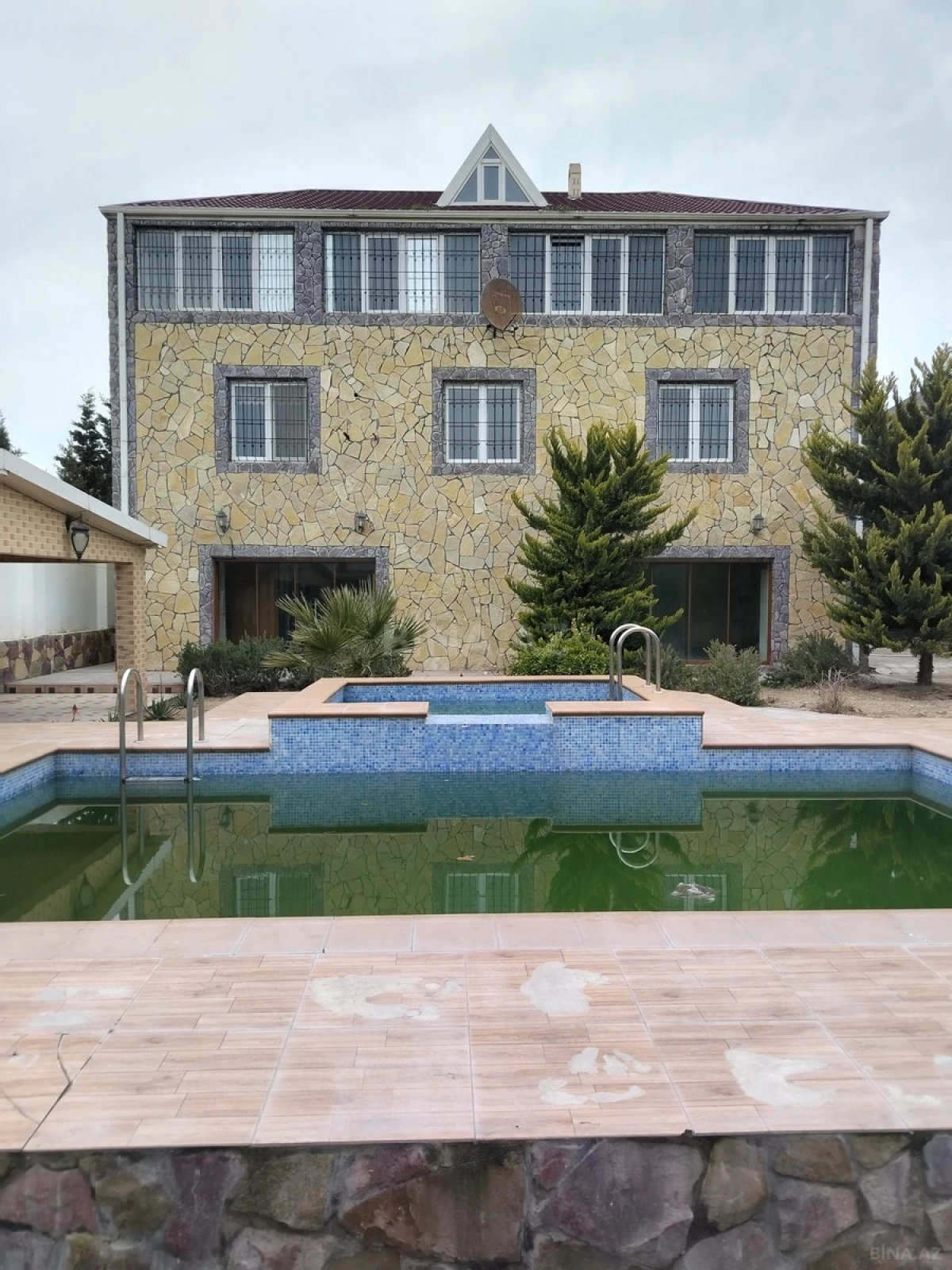 Satılır 12 otaqlı həyət evi 404 m²