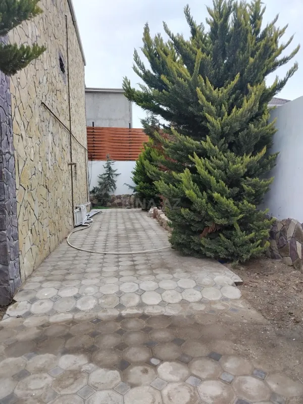 Satılır 12 otaqlı həyət evi 404 m²