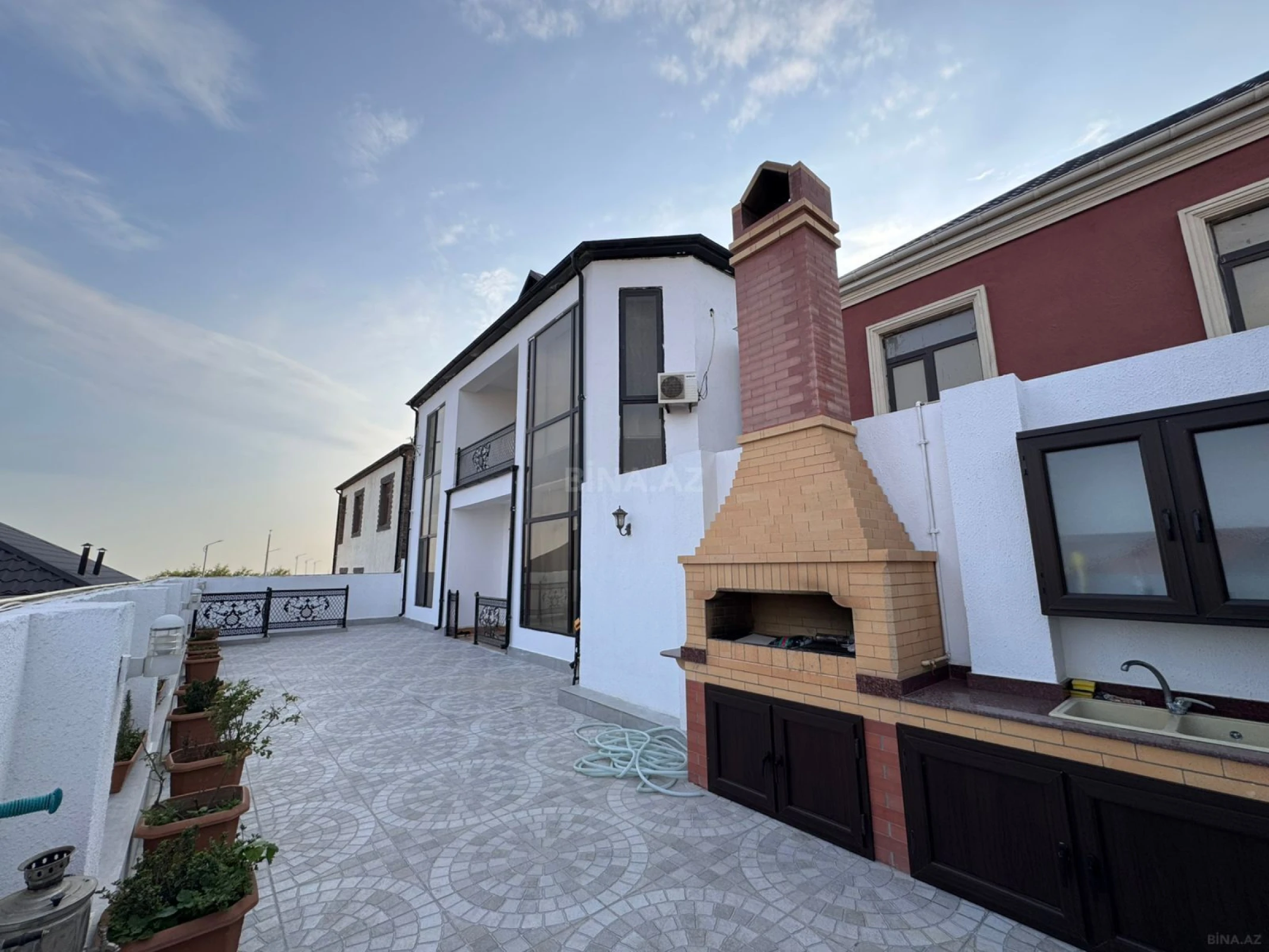 Satılır 9 otaqlı həyət evi 500 m²