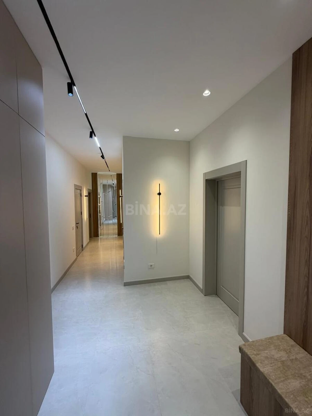 Satılır 4 otaqlı mənzil 142 m²