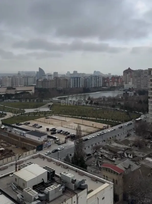 Satılır 4 otaqlı mənzil 142 m²