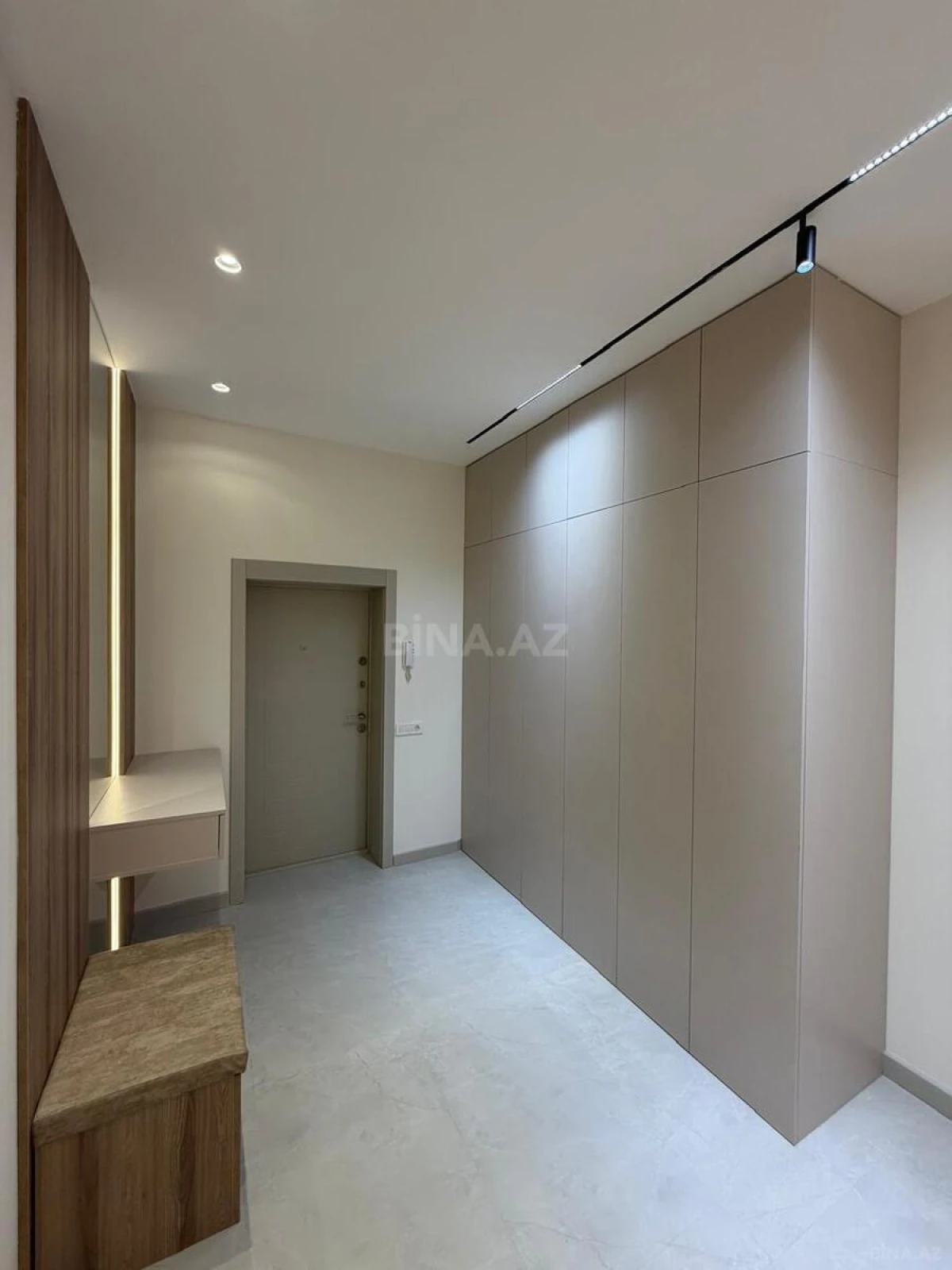 Satılır 4 otaqlı mənzil 142 m²