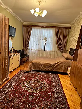Satılır 4 otaqlı mənzil 140 m²