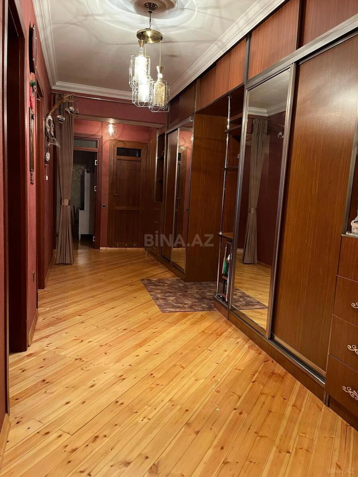 Satılır 4 otaqlı mənzil 140 m²