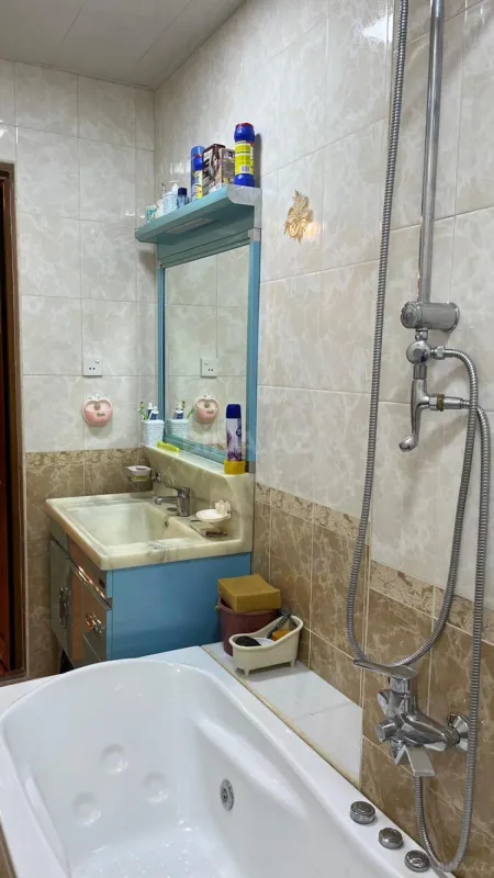 Satılır 4 otaqlı mənzil 140 m²