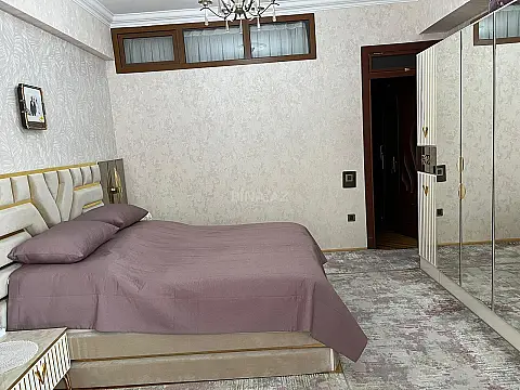 Satılır 4 otaqlı mənzil 140 m²