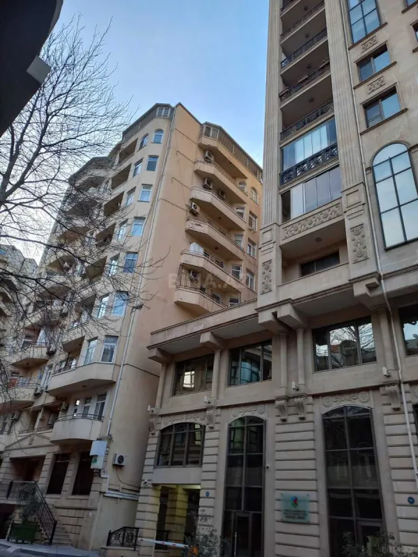 Satılır 4 otaqlı mənzil 148 m²