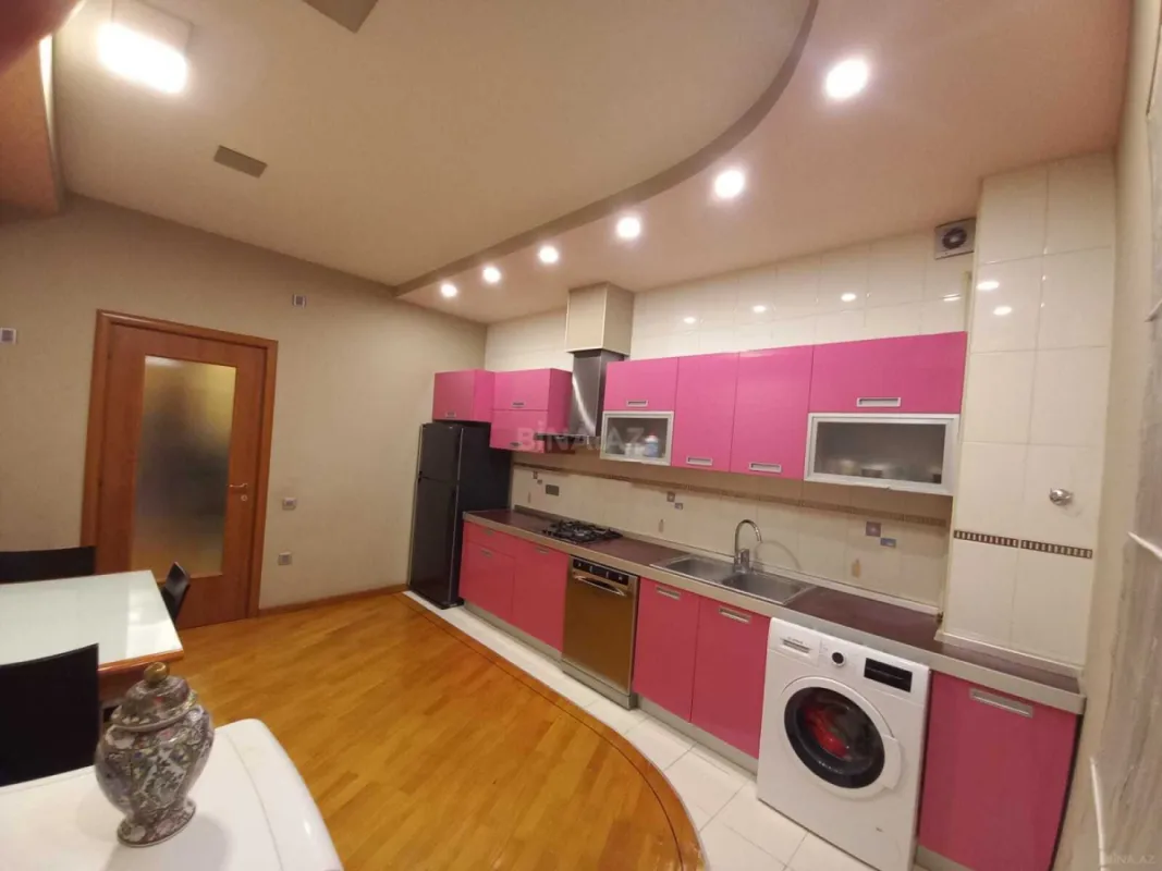 Satılır 4 otaqlı mənzil 148 m²