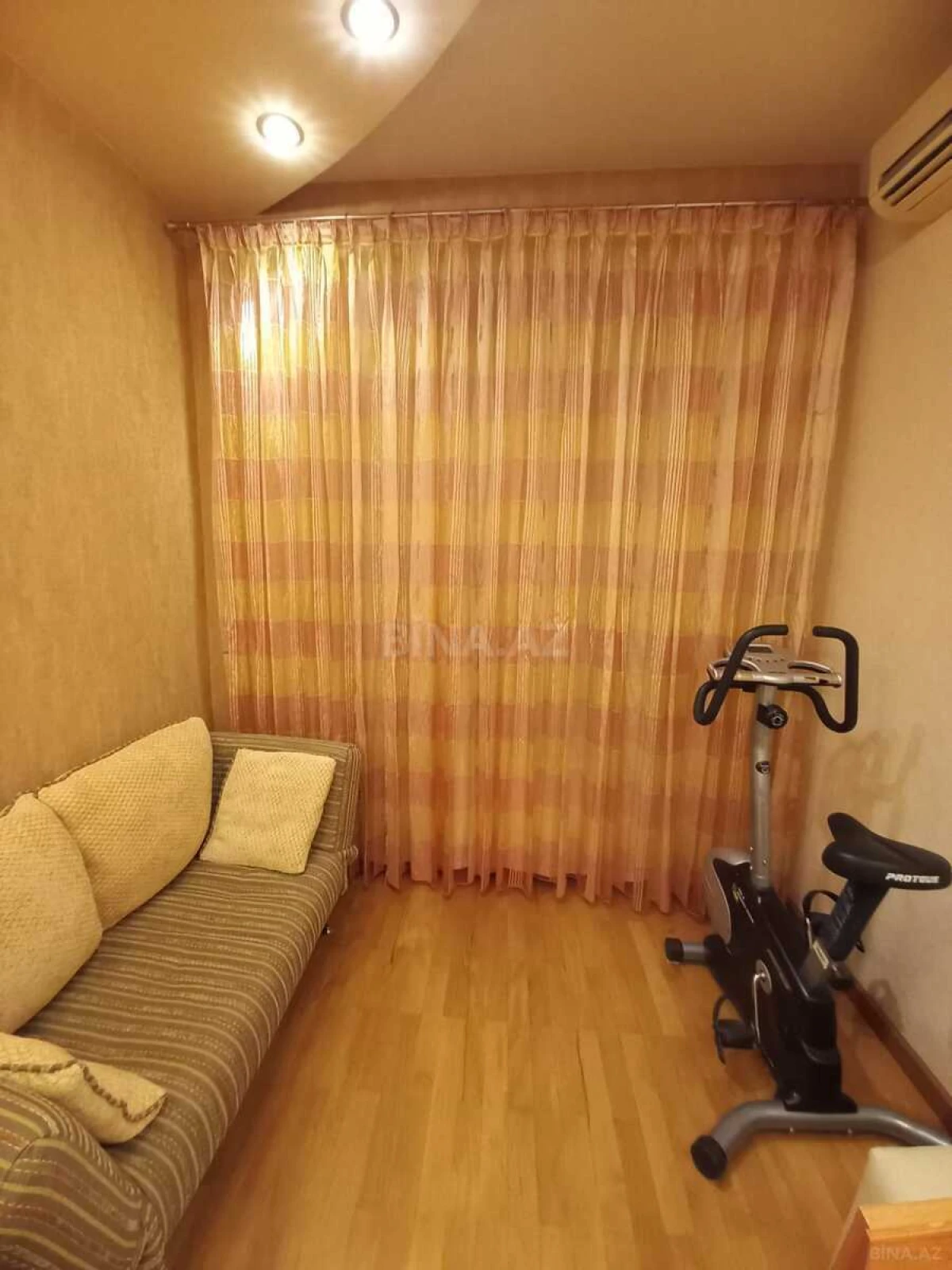 Satılır 4 otaqlı mənzil 148 m²