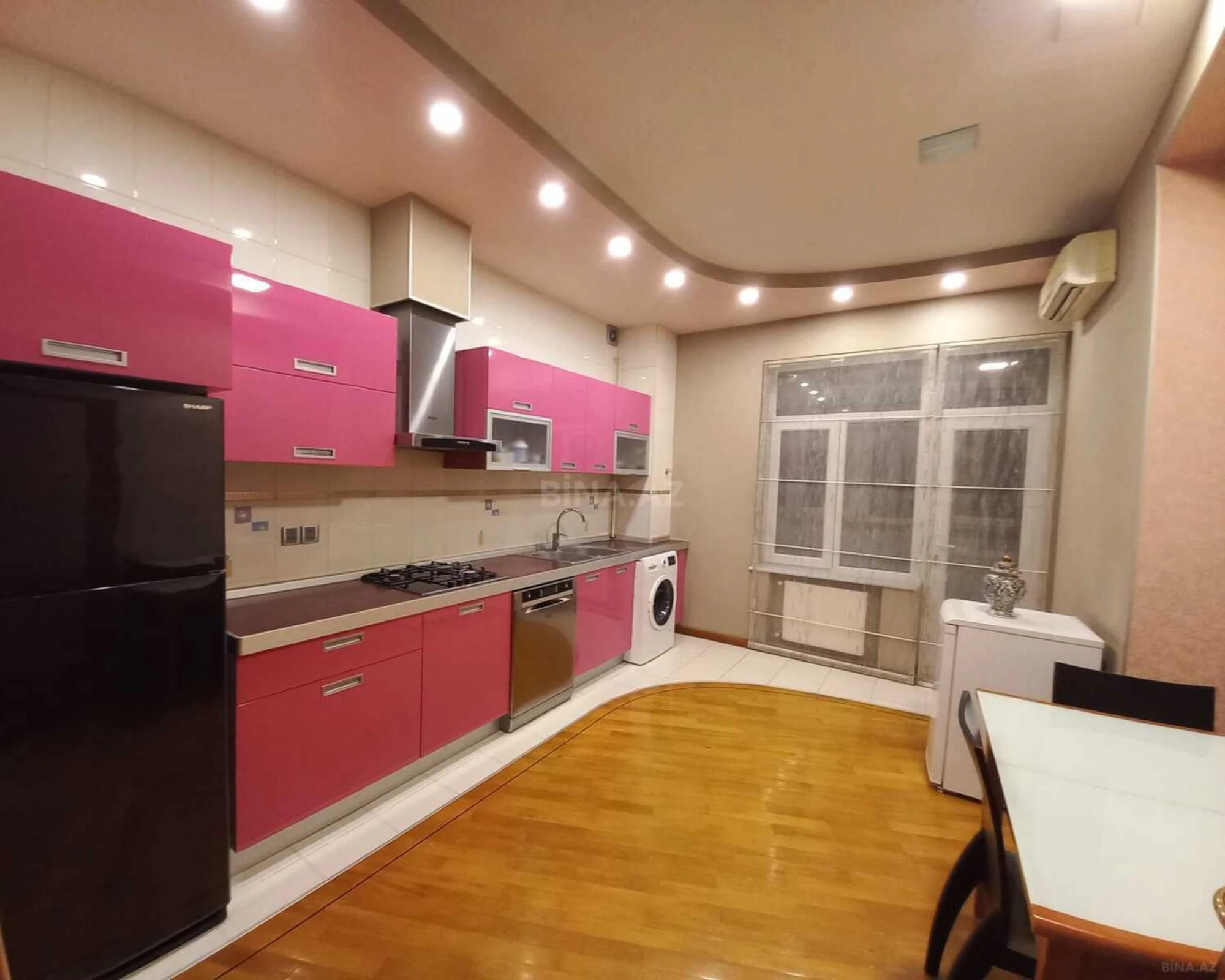 Satılır 4 otaqlı mənzil 148 m²