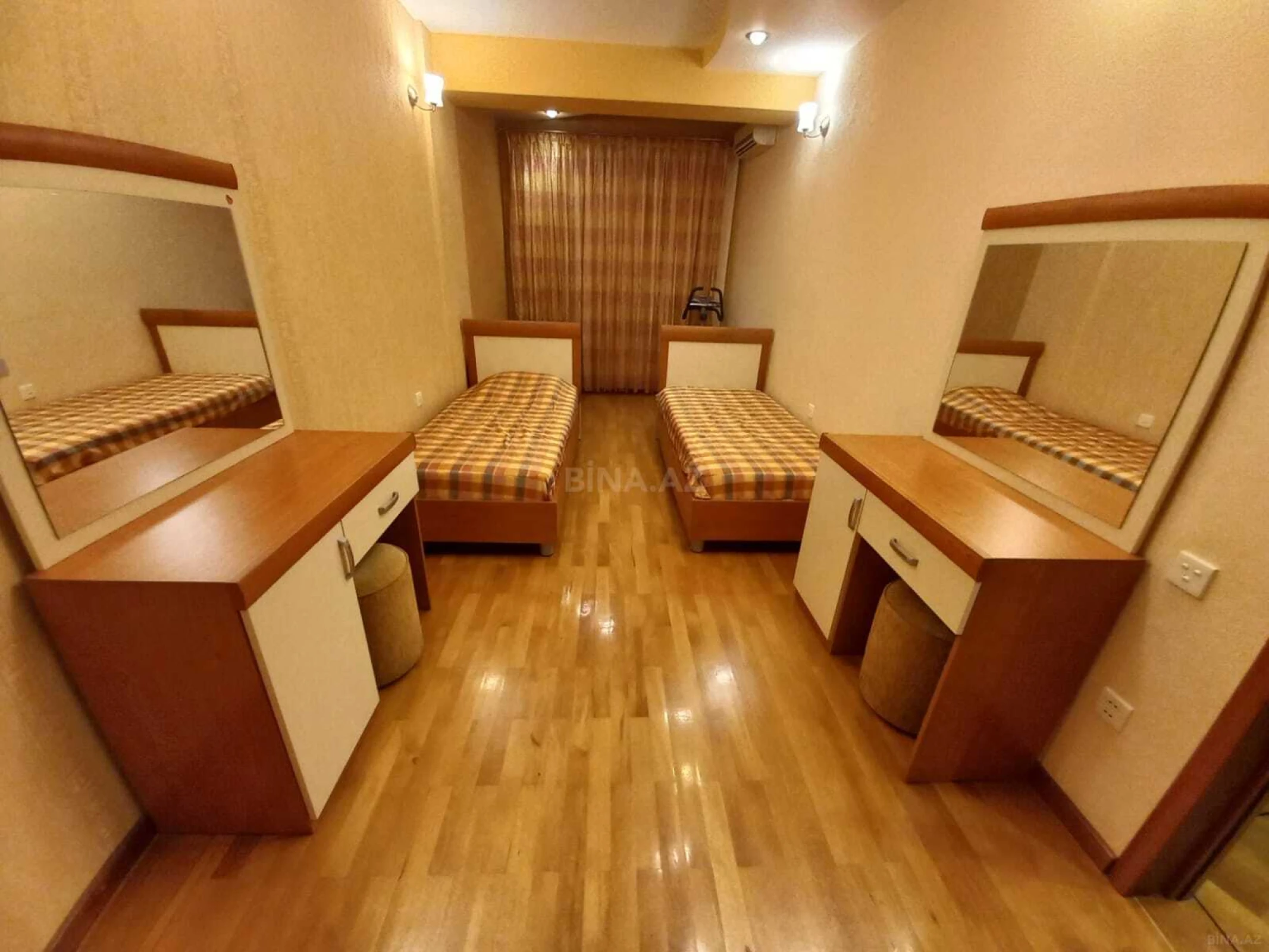 Satılır 4 otaqlı mənzil 148 m²