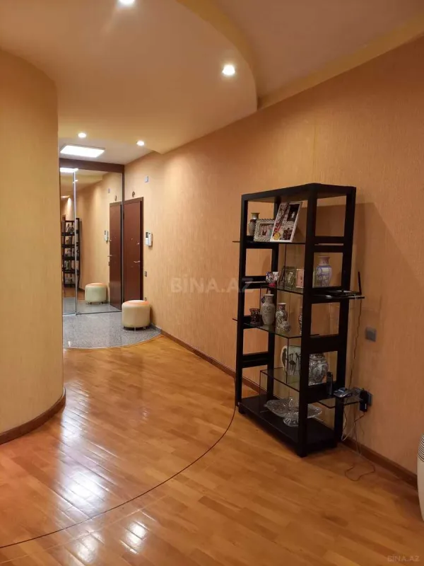 Satılır 4 otaqlı mənzil 148 m²
