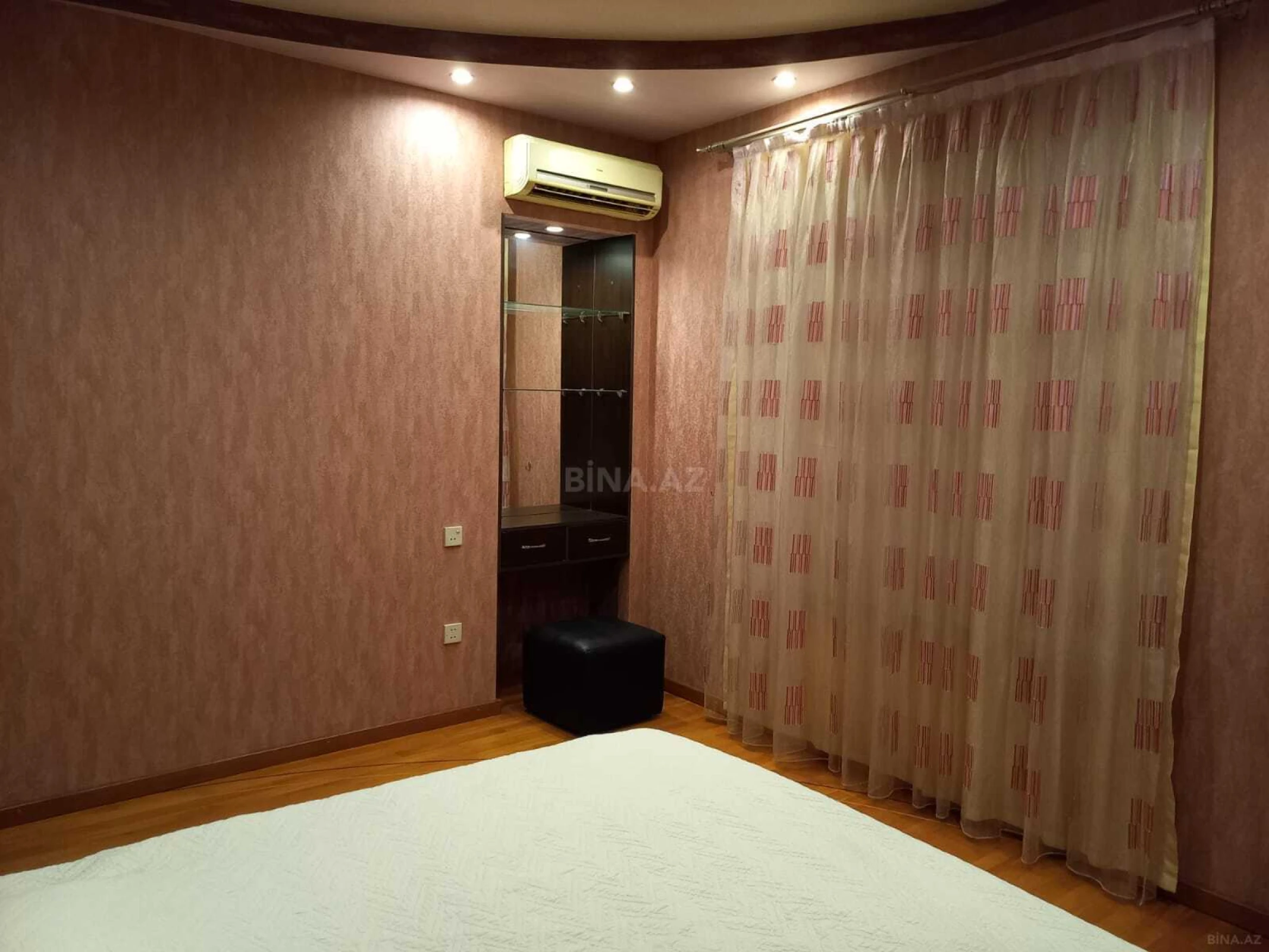 Satılır 4 otaqlı mənzil 148 m²