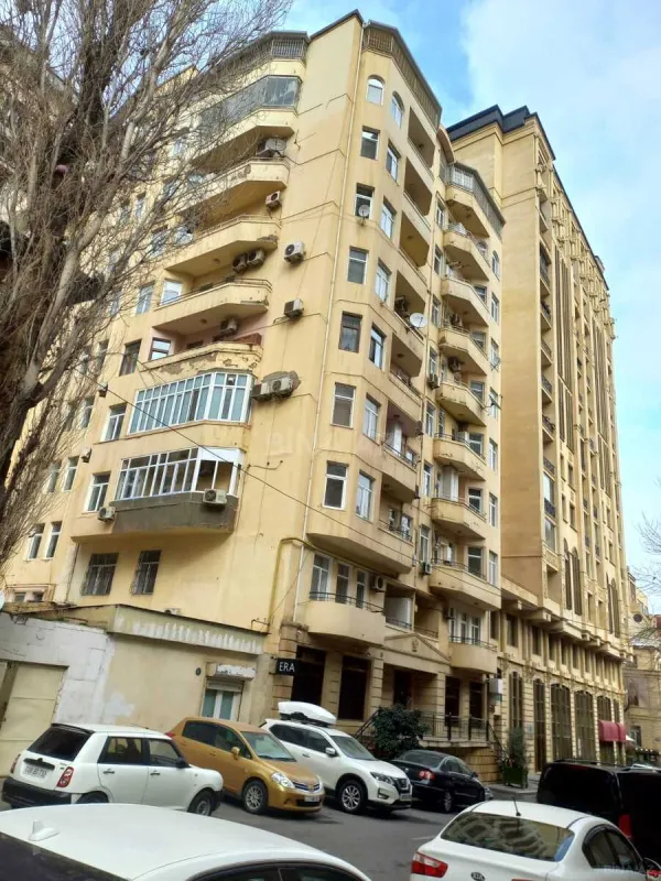 Satılır 4 otaqlı mənzil 148 m²