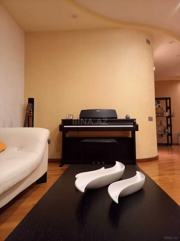 Satılır 4 otaqlı mənzil 148 m²