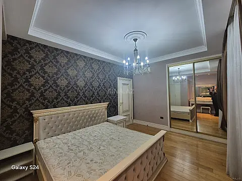 Satılır 4 otaqlı mənzil 200 m²