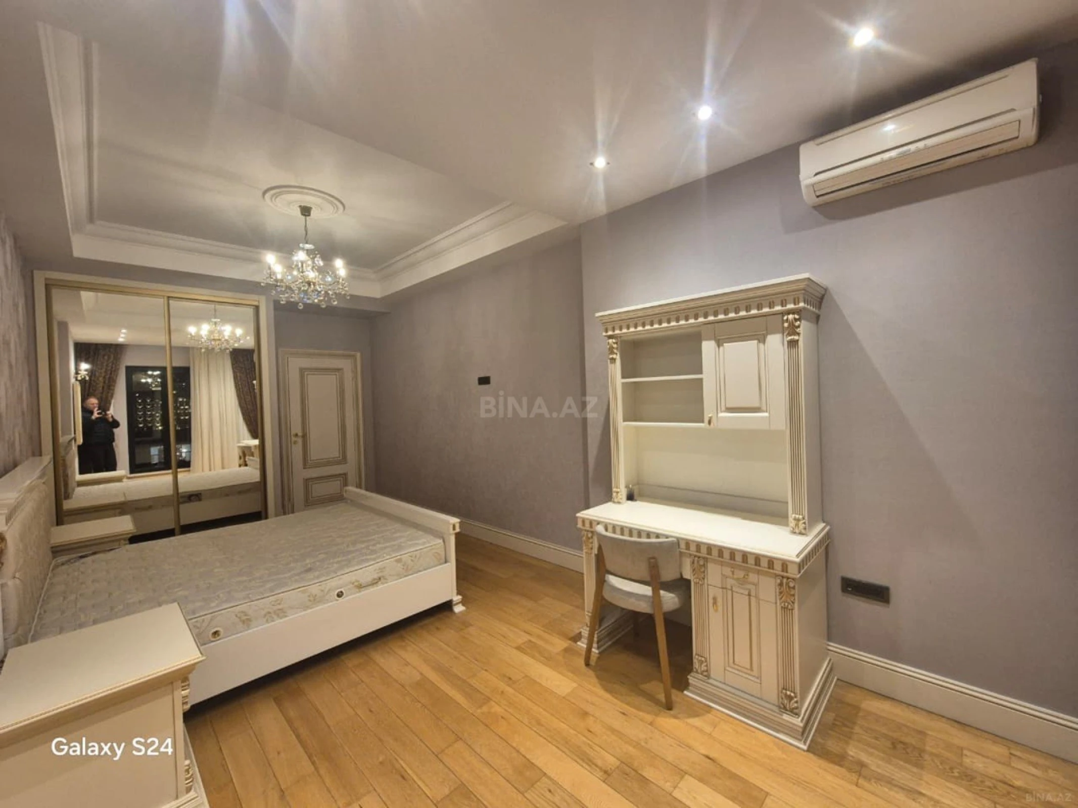 Satılır 4 otaqlı mənzil 200 m²