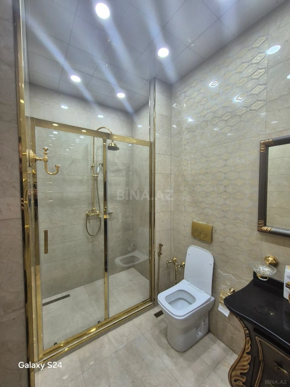 Satılır 4 otaqlı mənzil 200 m²