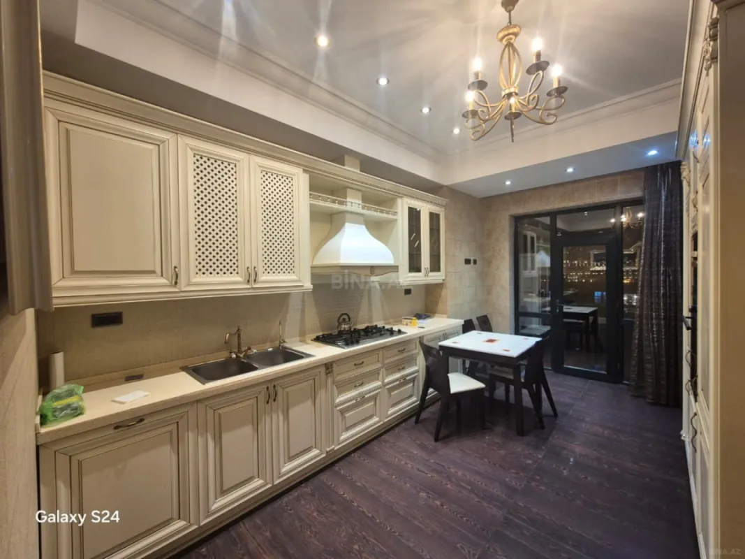 Satılır 4 otaqlı mənzil 200 m²