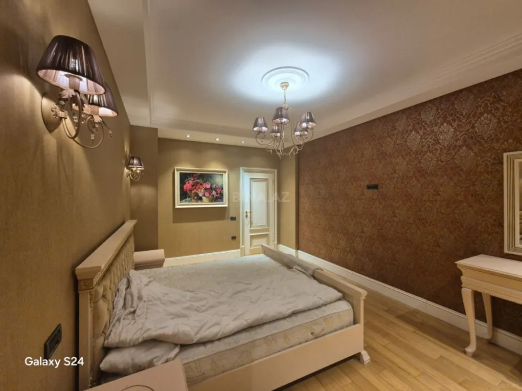 Satılır 4 otaqlı mənzil 200 m²