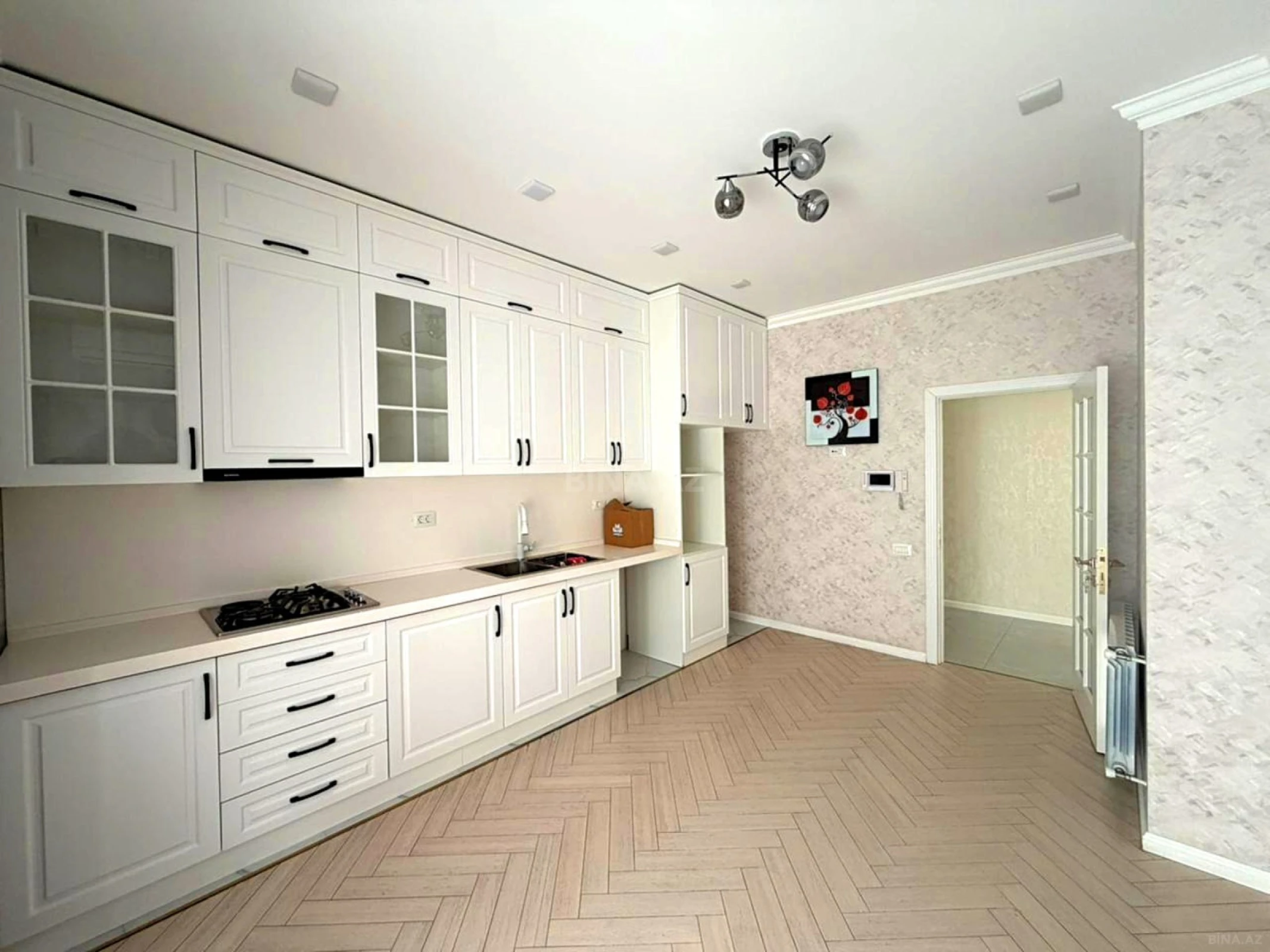 Satılır 4 otaqlı mənzil 134 m²