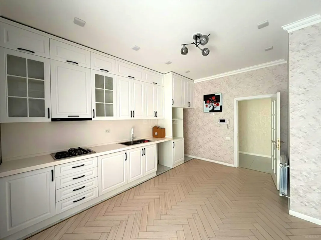 Satılır 4 otaqlı mənzil 134 m²