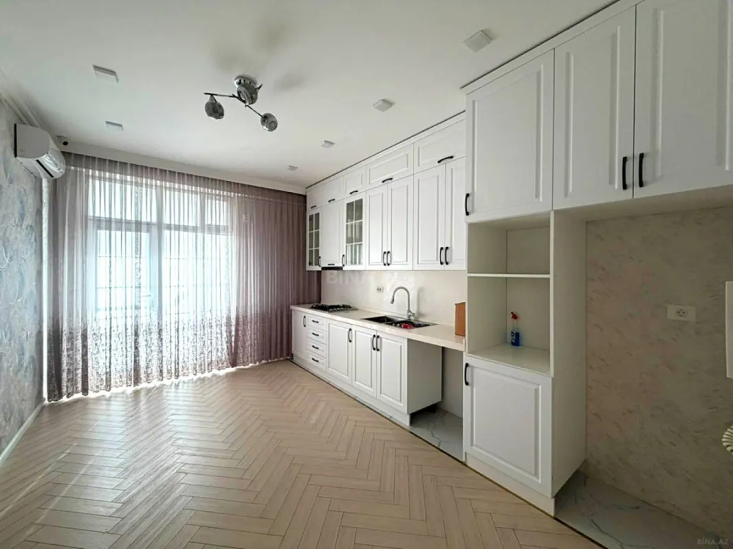 Satılır 4 otaqlı mənzil 134 m²
