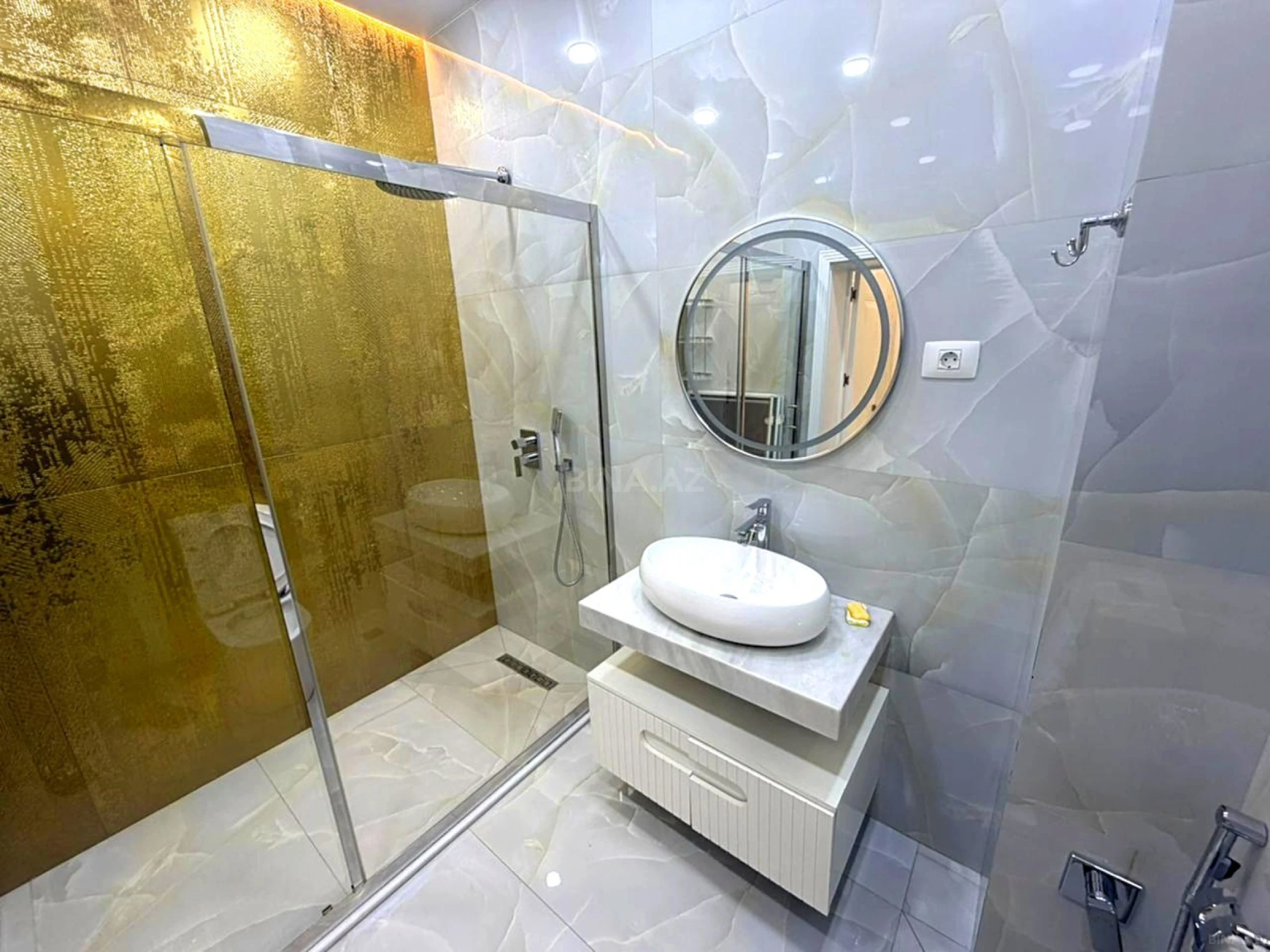 Satılır 4 otaqlı mənzil 134 m²