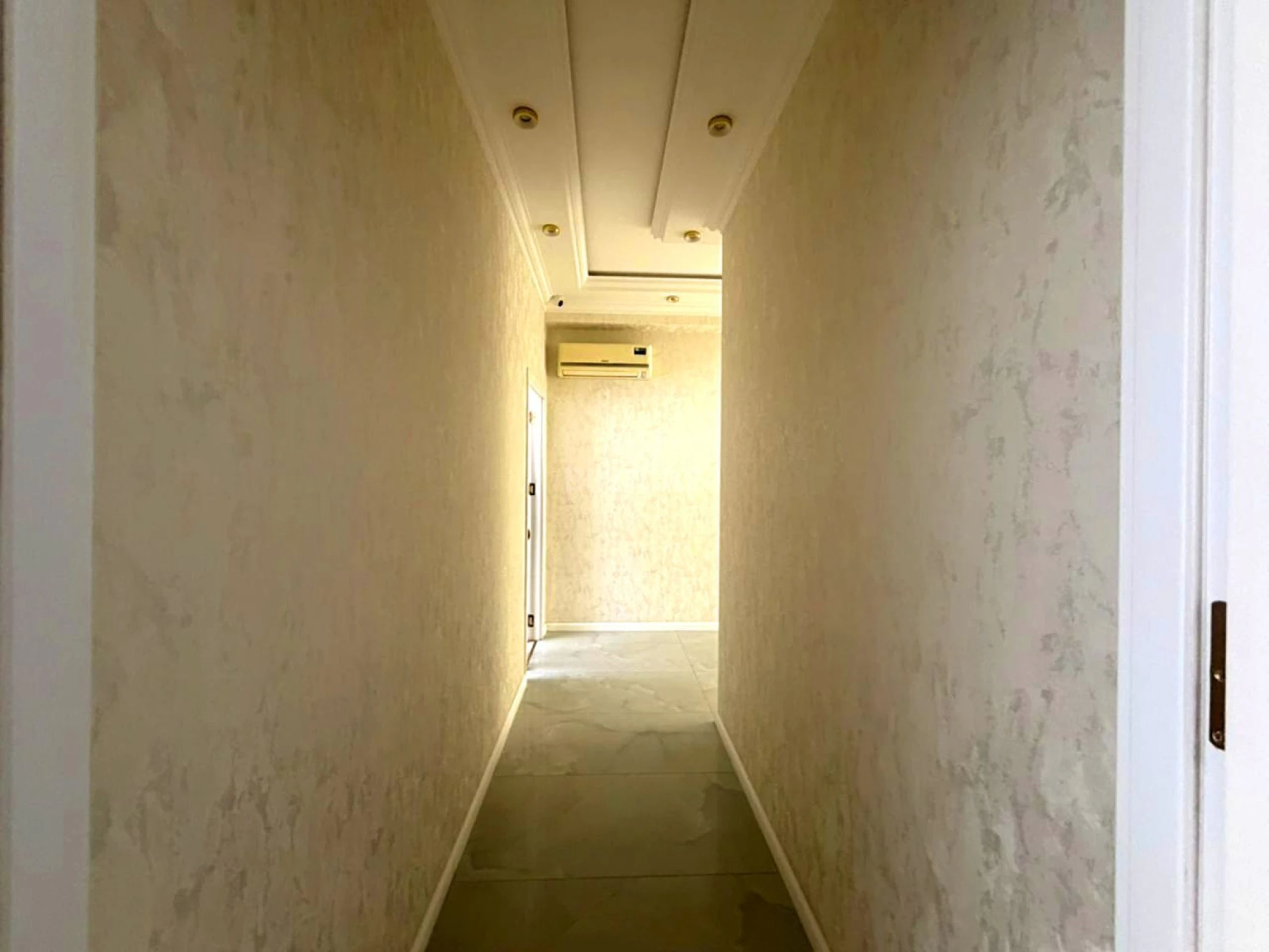 Satılır 4 otaqlı mənzil 134 m²